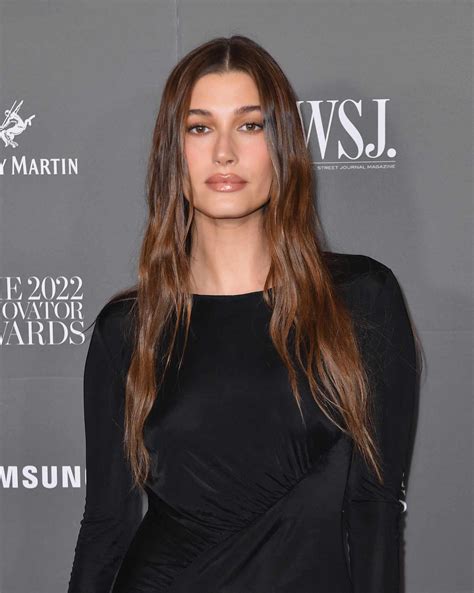 Medium layered hair cuts are set to impact salon trends this fall 27