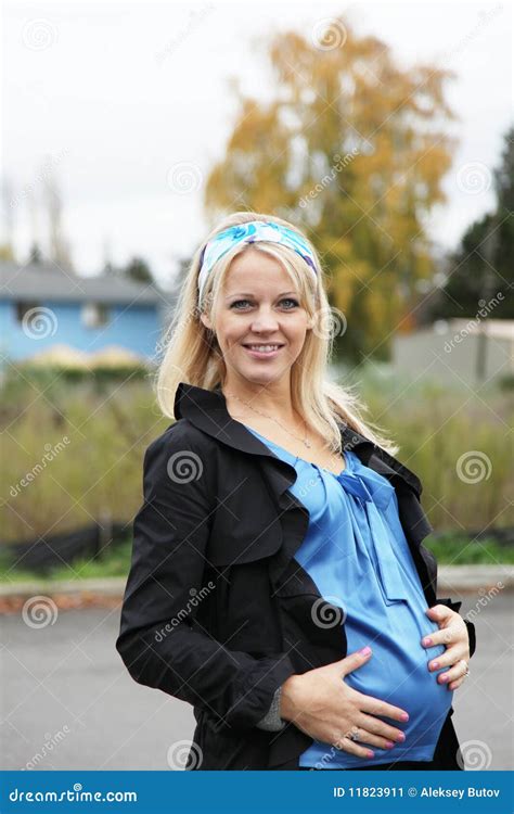 Belle Femelle Blonde Enceinte Image Stock Image Du Nature Abdomen 11823911