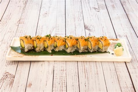 Rollo De Sushi Uramaki De Salm N Y Aguacate En Hoja De Pl Tano Foto