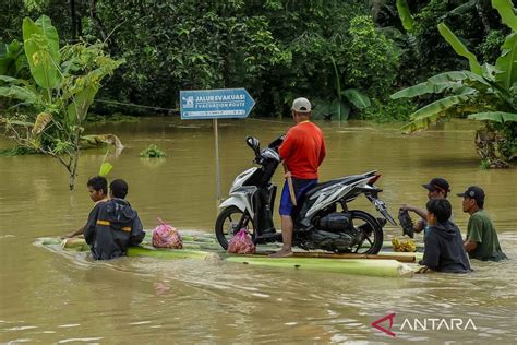 Tiga Kecamatan Di Kabupaten Pandeglang Tergenang Banjir Antara News