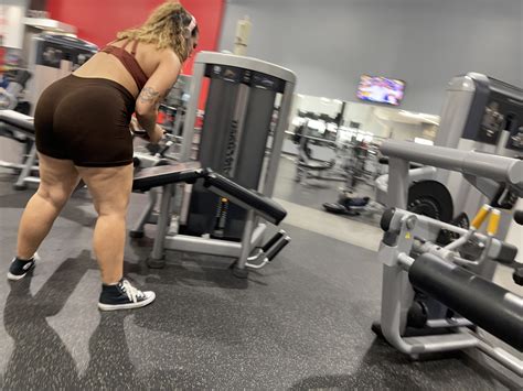 Gym Series Latina Showing Off Spandex Leggings Yoga Pants Forum