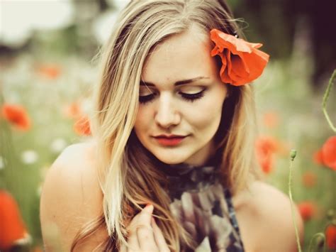 Fonds d écran Fille blonde fleur de pavot rouge 2560x1600 HD image
