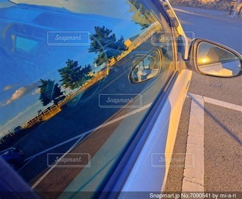 車の窓に映る秋空の写真・画像素材 7090541 Snapmart（スナップマート）