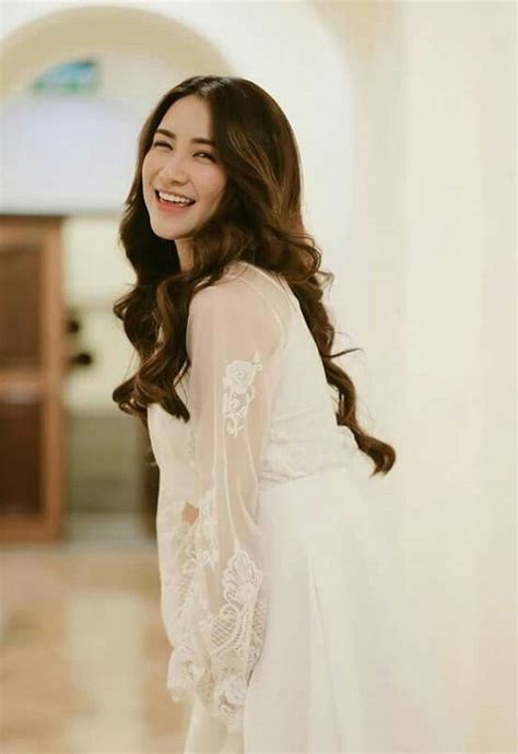 Ảnh Hòa Minzy sexy mặc bikini lộ vòng một căng đét GenZ Relax