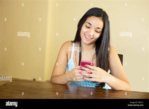 Junge latina frau Fotos und Bildmaterial in hoher Auflösung Alamy