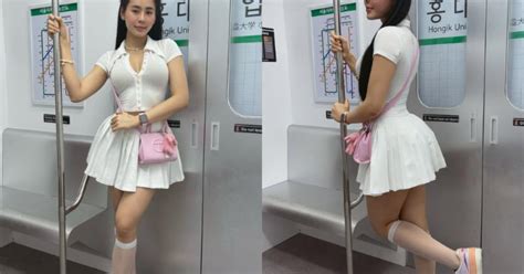 Hot gymer diện váy ngắn khoe dáng trên tàu điện gây chú ý