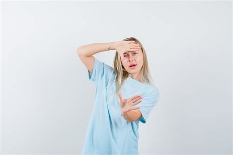 Fille Blonde Montrant Le Geste Du Cadre En T Shirt Bleu Et La Recherche Concentr E Vue De