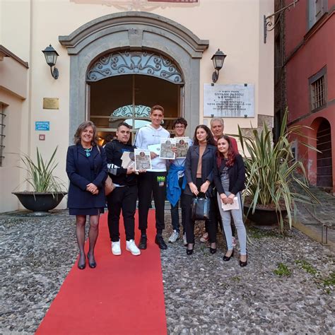 Successi per l'Istituto Albert: la penna della scuola vince con Pascoli