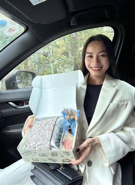 Hot girl của ĐT Việt Nam khoe quà Valentine chính thức là hoa đã có chủ