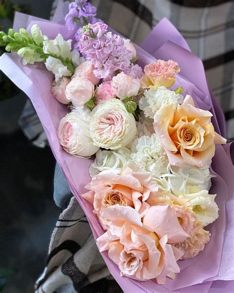 Цветы Ростов Шарики: Букет цветов в фиолетовой бумаге