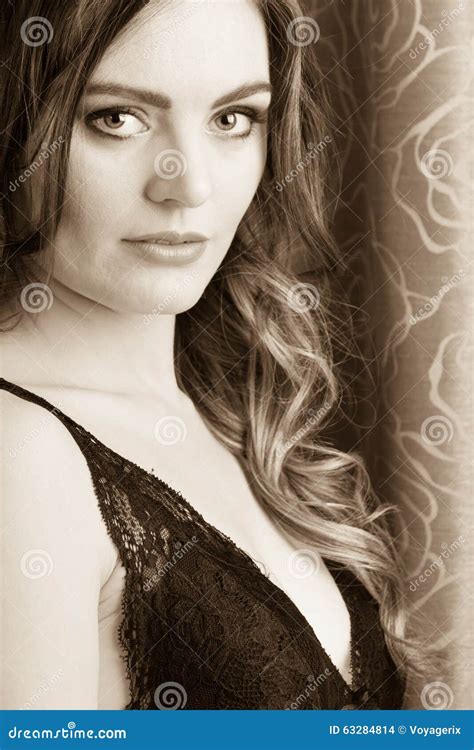 Portret Van Sexy Sensuele Jonge Vrouw In Lingerie Stock Foto Image Of Portret Mooi 63284814