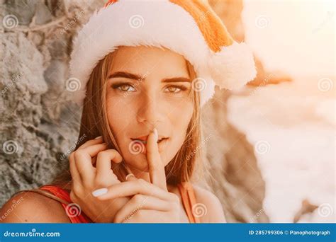 Mar De Viajes De Verano Femenino Feliz Turista En Bikini Rojo Y Amigos Que Disfrutan Tomando