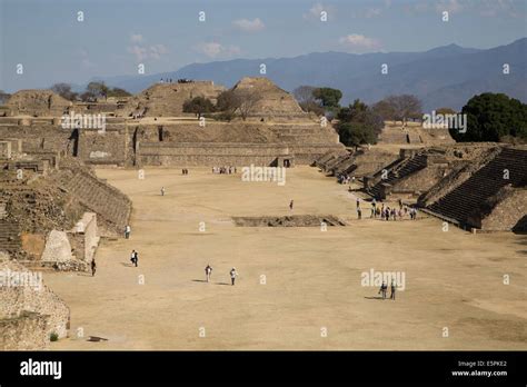 La Plaza Principal Vista Desde La Plataforma Sur Monte Alban Sitio