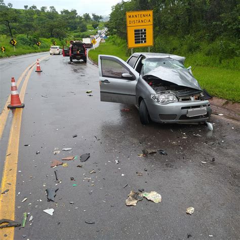 Colisão Frontal Entre Carro E ônibus Na Mg 050 Em Itaúna Deixa