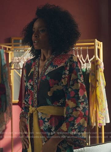 Wornontv Sashas Black Floral Robe On Sex Life Margaret Odette Clothes And Wardrobe From Tv