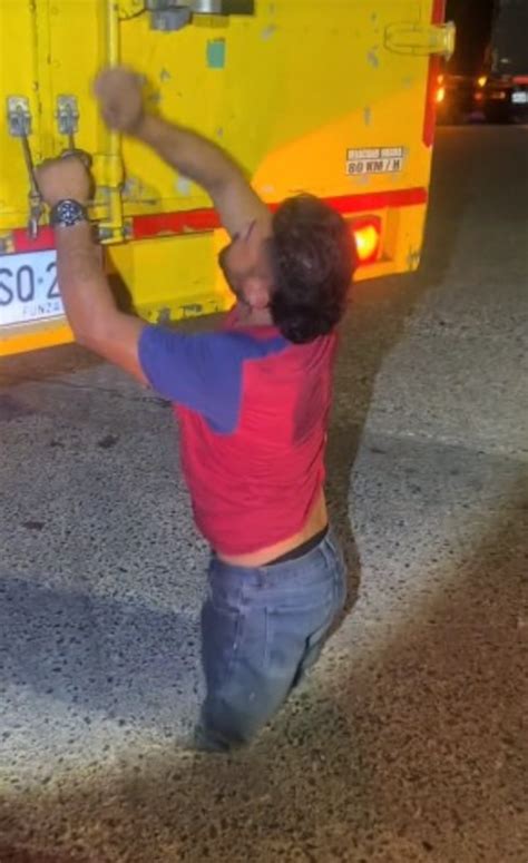 Hombre de talla baja que conduce un camión, causa sensación en redes