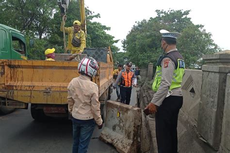 Pagar Pembatas Jembatan Marunda Cilincing Patah Sisi Sisinya Retak