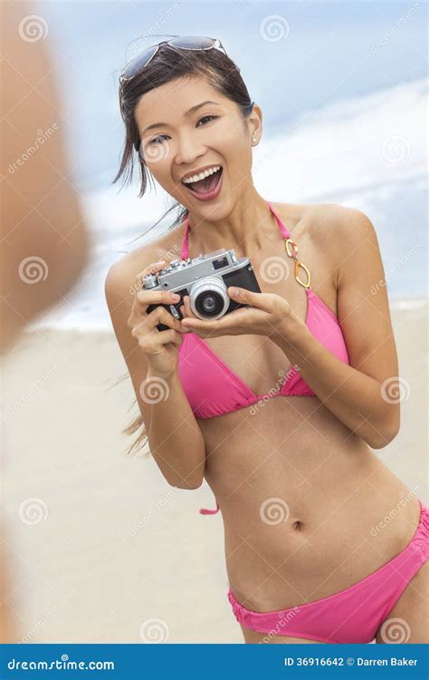 Macchina Fotografica Cinese Asiatica Della Ragazza Della Donna Alla Spiaggia In Bikini
