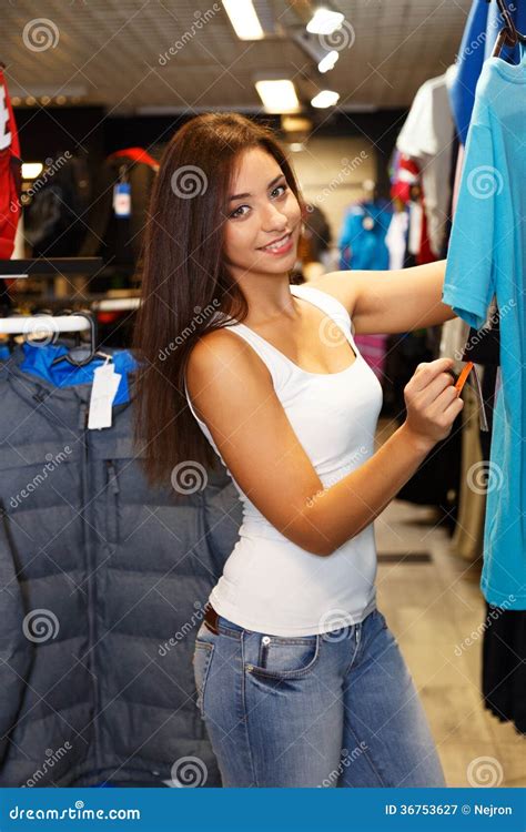 Όμορφο ευτυχές κορίτσι Brunette στην αθλητική έξοδο Στοκ Εικόνα εικόνα από lifestyle 36753627