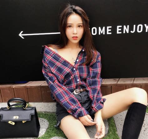 Nhan sắc của loạt hot girl đình đám Khi trang điểm kỹ càng và khi để mặt mộc