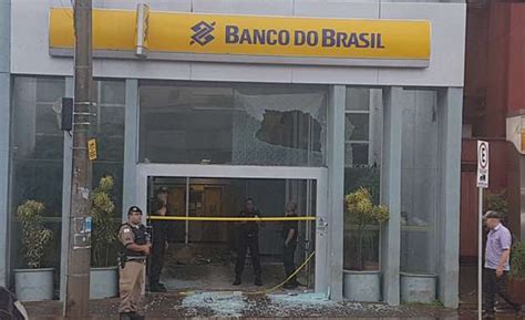 Criminosos tentam explodir caixas eletrônicos e matam mulher no