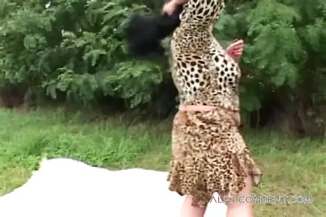 Rijpe Brunette Gesloopt Door Twee Pikken In Het Openbaar Xhamster