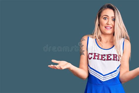 Jeune Belle Femme Blonde Portant L uniforme Cheerleader Prêt à Se Battre Avec Le Premier Geste