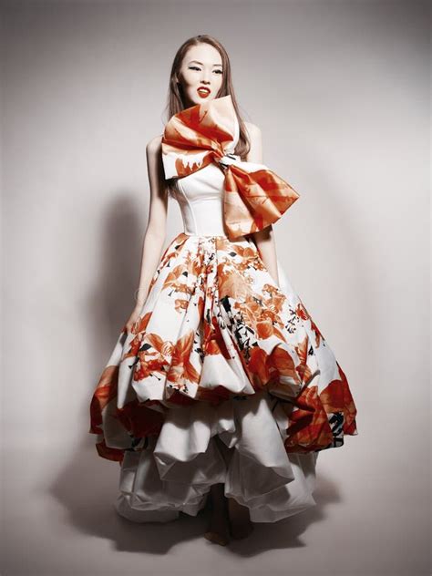 Jong Mooi Aziatisch Brunette In Schitterende Kleding Stock Foto Image Of Blazen Bloemen