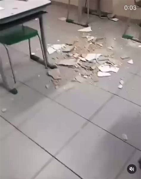 Vídeo Vídeo mostra teto de sala de aula que desabou em escola estadual