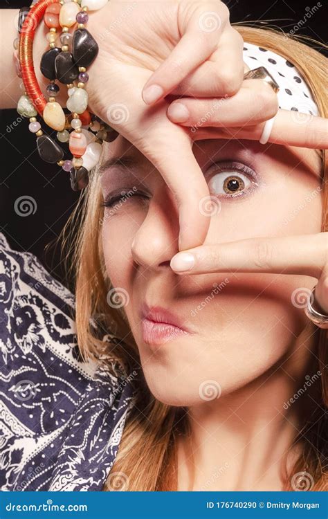 Portrait De La Fille Blonde Du Caucase Mignonne Faisant Des Visages Assise Dans L Atelier Sur