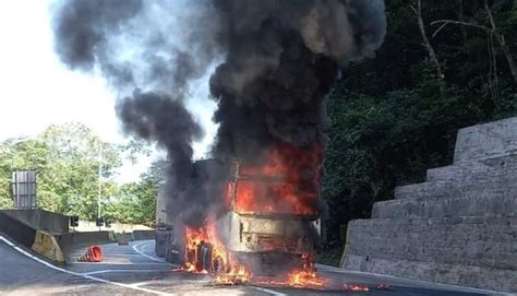 Ficou amargo Caminhão que transportava carga de açúcar pega fogo na