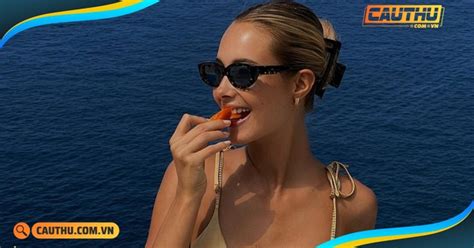 Vợ xinh của cựu sao Southampton khoe thân gợi cảm với bikini bé xíu