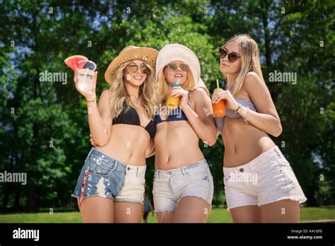 Une Photo De Jeunes Et Belles Femmes En Bikini Qui Posent Pour La Photo Avec Des Boissons