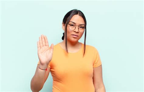 Mulher Latina Parecendo S Ria Severa Descontente E Irritada Mostrando A Palma Da M O Aberta