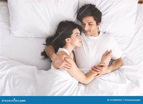 Un Jeune Couple Amoureux Qui Dort Dans Son Lit Et Qui S Embrasse Photo My XXX Hot Girl