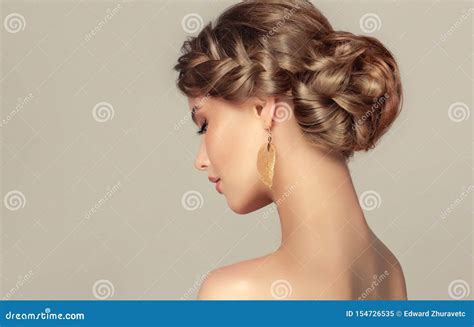 Junge Frau Demonstriert Das Tiefe Blonde Haar Das In Der Eleganten Frisur Erfasst Wird