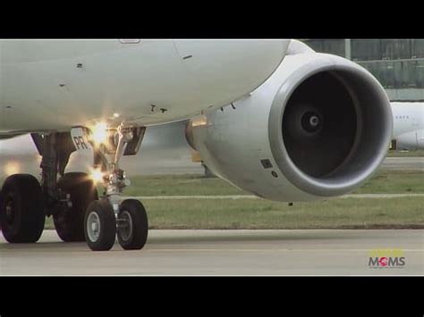 Asistente de vuelo teniendo sexo rápido con el primer oficial en la cabina XVIDEOS