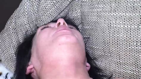 Une MILF blonde à gros nichons se fait lécher la chatte par une grosse