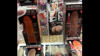 Mostrando vibradores súper realistas que se calientan XVIDEOS