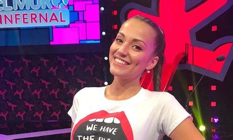 El Infartante Escote De Gina Casinelli En Bikini Para El Muro Infernal Paperblog