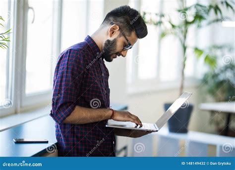 Retrato De Un Hombre Indio Frustrado Por El Trabajo Sentado Frente A