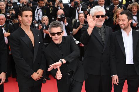 Presenta el cineasta Pedro Almodóvar en Cannes el western gay Extraña forma de vida El Sur