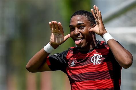 Lorran Faz Hist Ria Ao Marcar Primeiro Gol Retorno De Rodrigo Caio E