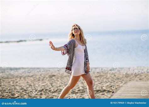 Fille Blonde Sur La Plage De La Plage Sablonneuse Par La Mer Image Stock Image Du Plage