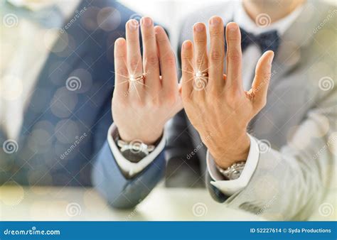 Ciérrese Para Arriba De Los Pares Gay Masculinos Con Los Anillos De Bodas Encendido Foto de