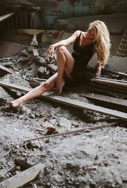 Premium Photo Closeup Portrait Of A Beautiful Blonde Woman With Nude Makeup Posing In Ruins