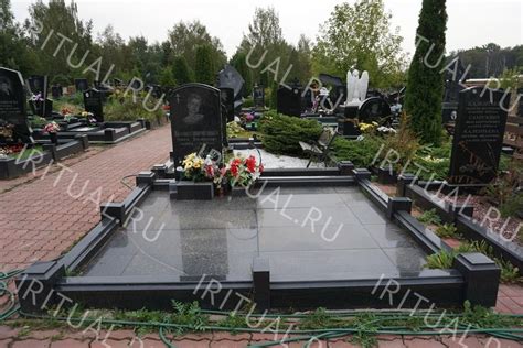 Цветные памятники из гранита на могилу, цена в Москве