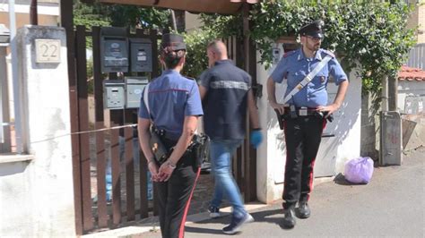 Accoltella La Moglie E Si Impicca Lei Corre In Strada Sanguinante