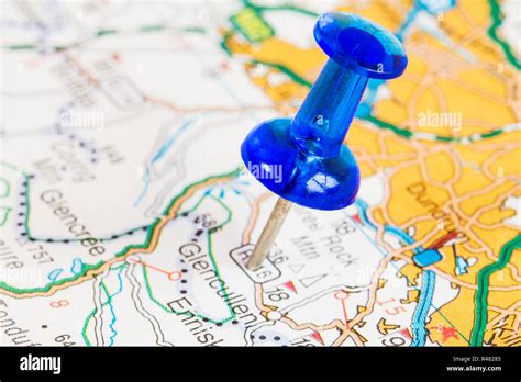 Pushpin on world map hi-res stock photography and images - Alamy