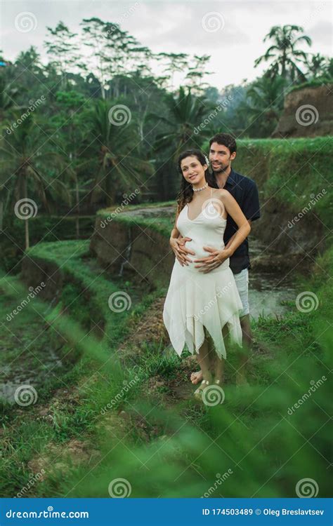 Jovem Gr Vida Latina Marido Uma Vis O Incr Vel Dos Terra Os De Arroz Imagem De Stock